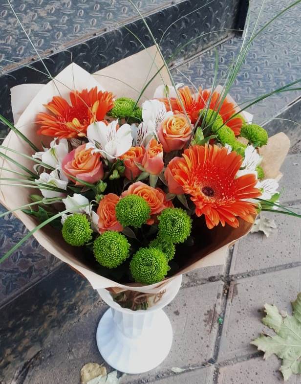 Букет цветов из: Герберы, Хризантемы, Альстромерии и Розы в ВНИИССе