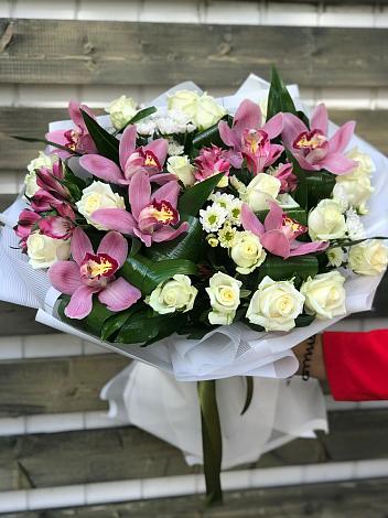 Букет цветов из: Розы и Хризантемы в ВНИИССе