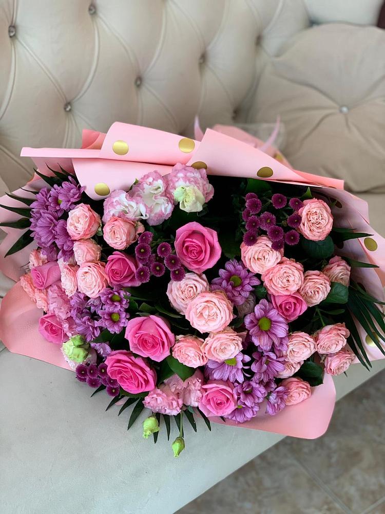 Букет цветов из: Хризантемы, Розы и Лизиантусы в ВНИИССе