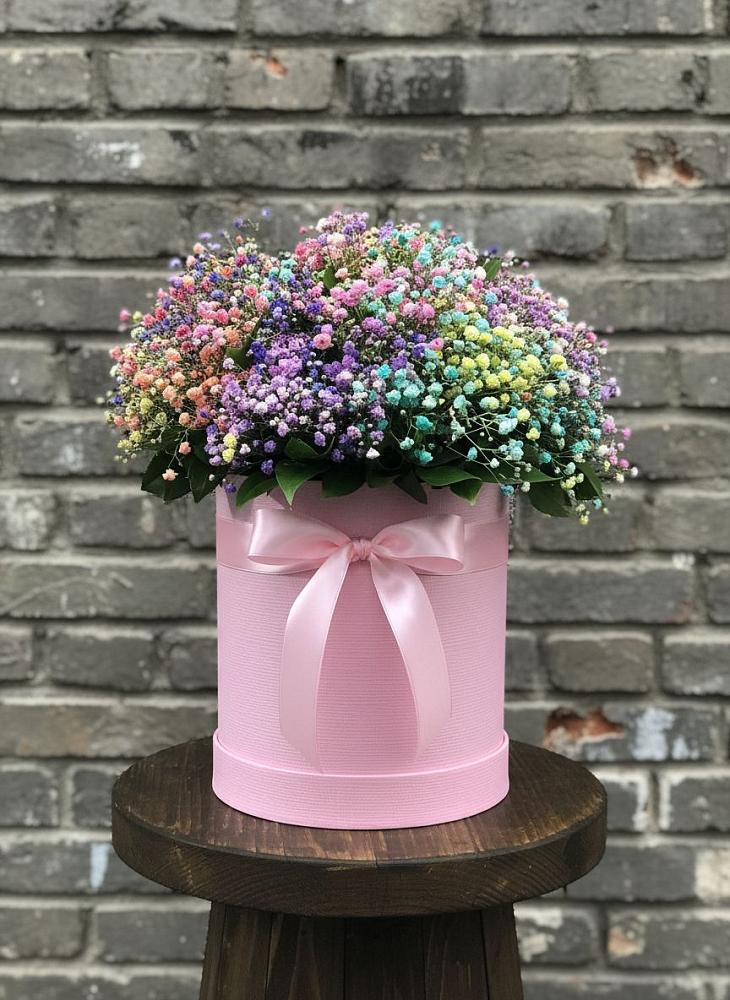 Цветочная композиция из Гипсофила и Розы в шляпной коробке в ВНИИССе