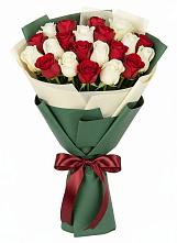 Букет Микс из красных и белых роз в ВНИИССе