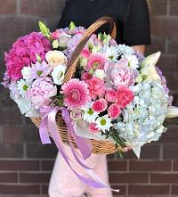 Композиция солнечный день в ВНИИССе Цветочная композиция из Розы, Хризантемы, Пионы и Лизиантусы в корзине в ВНИИССе