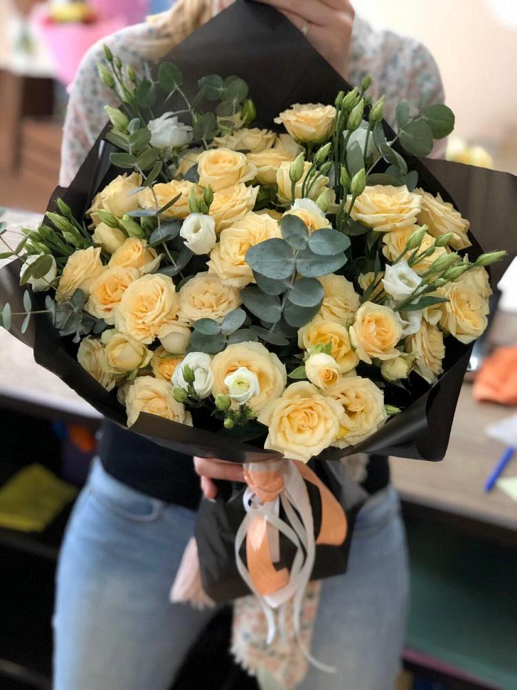 Букет цветов из: Розы и Лизиантусы в ВНИИССе