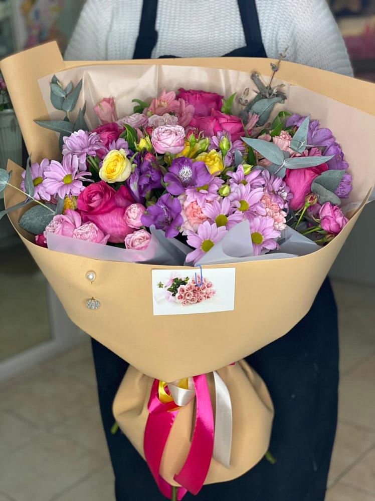 Букет цветов из: Хризантемы, Гвоздики и Альстромерии в ВНИИССе