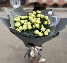 Букет Белые кустовые розы Солинеро в ВНИИССе