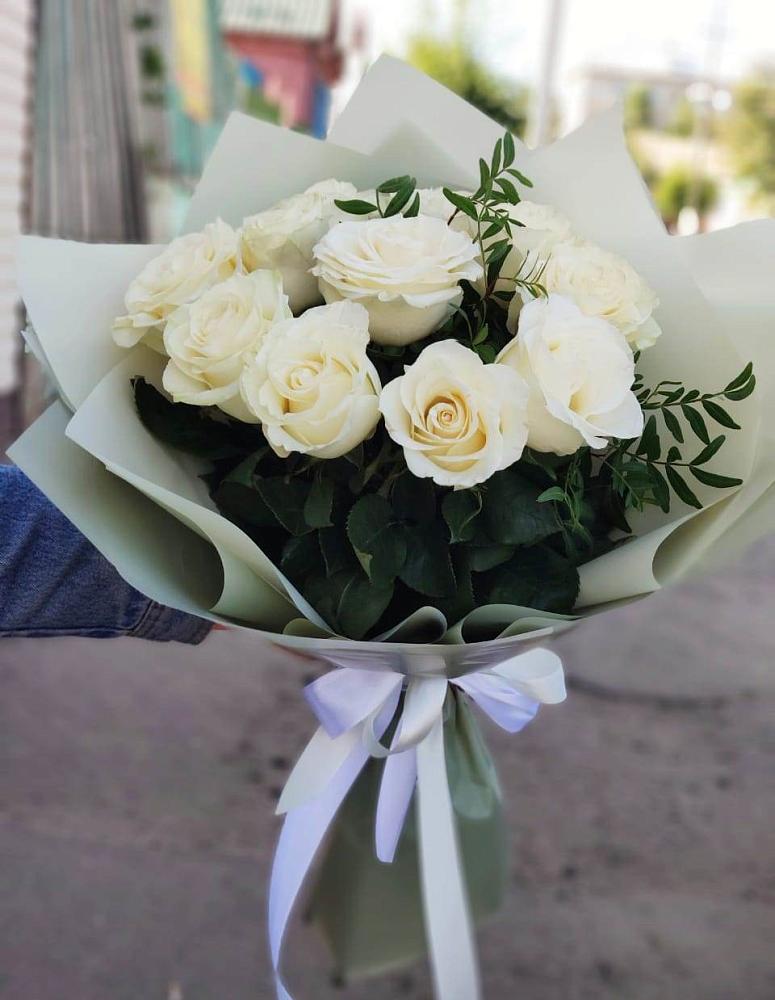 Букет Белые розы Проуд в ВНИИССе
