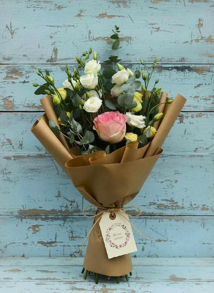 Букет цветов из: Розы и Лизиантусы в ВНИИССе