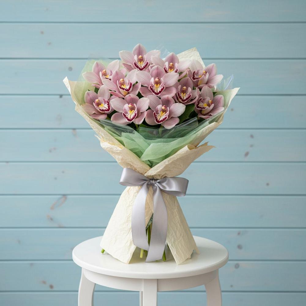 Букет цветов из: Орхидеи и Розы в ВНИИССе