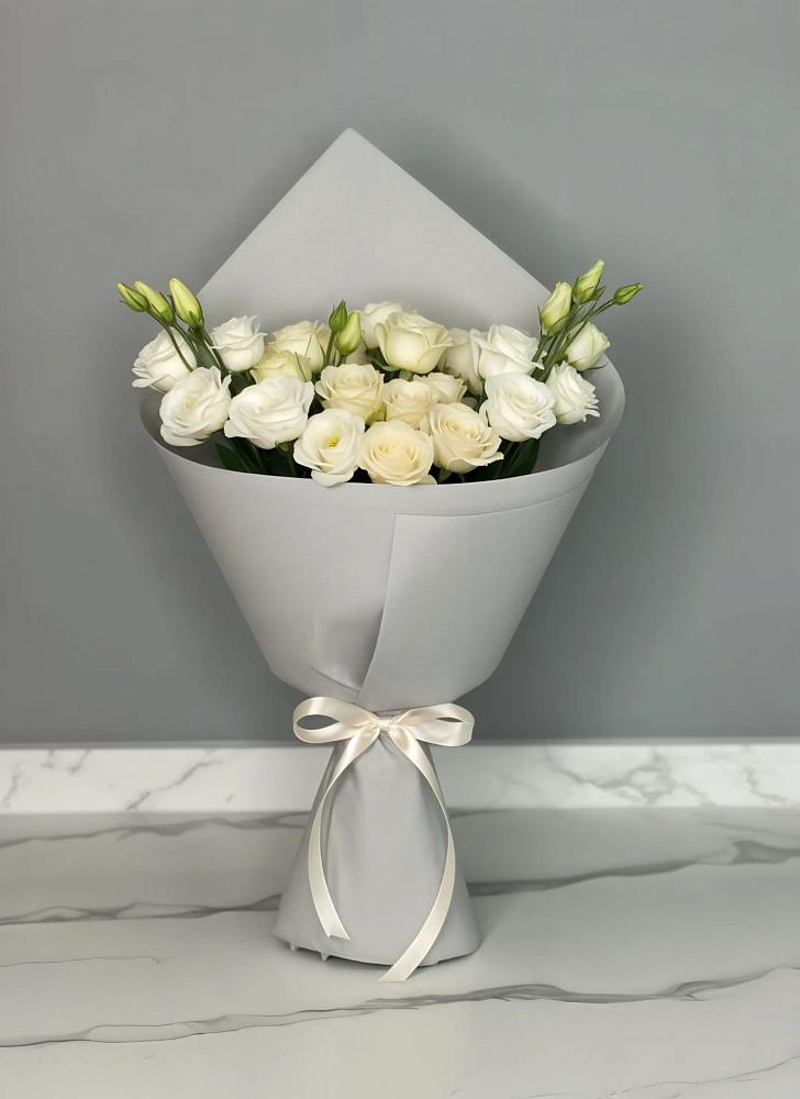 Букет цветов из: Розы и Лизиантусы в ВНИИССе