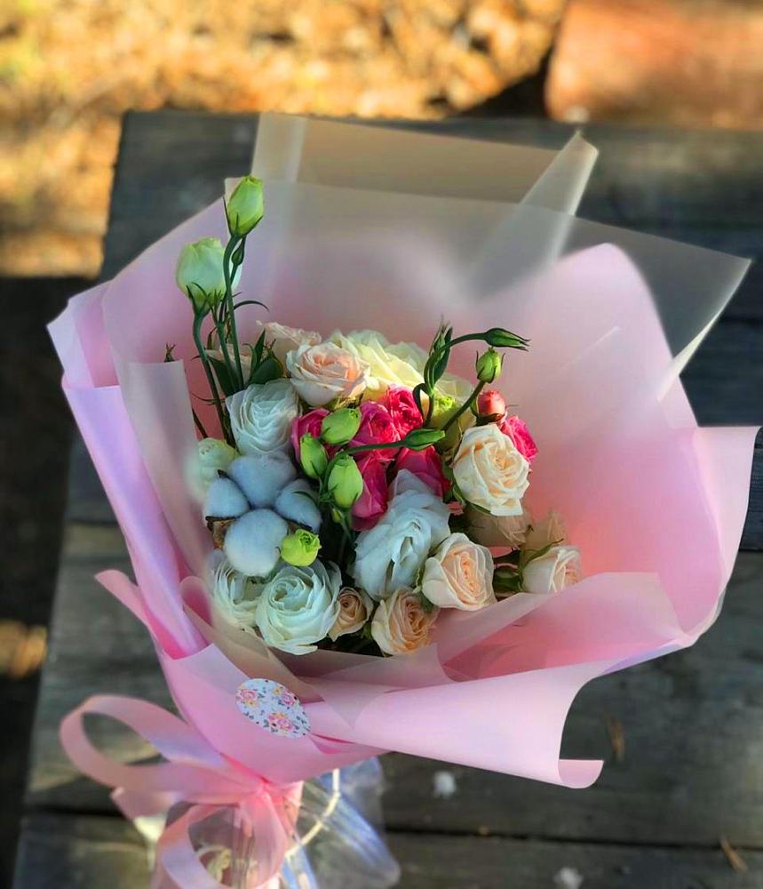 Букет цветов из: Розы и Лизиантусы в ВНИИССе