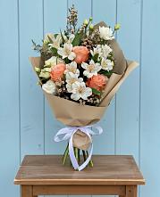 Букет цветов из:  Альстромерии, Лизиантусы, Розы и Хризантемы в ВНИИССе