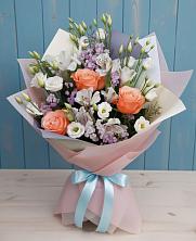 Букет цветов из:  Лизиантусы, Розы, Альстромерии и Гипсофила в ВНИИССе