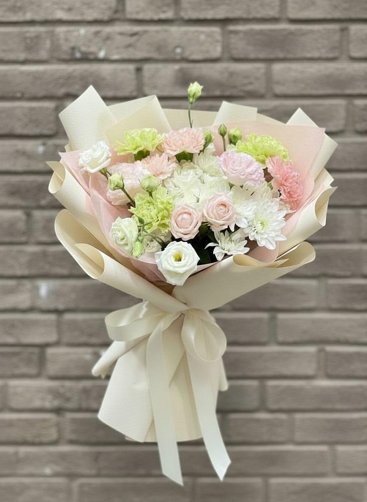 Букет цветов из: Гвоздики, Розы, Лизиантусы и Хризантемы в ВНИИССе