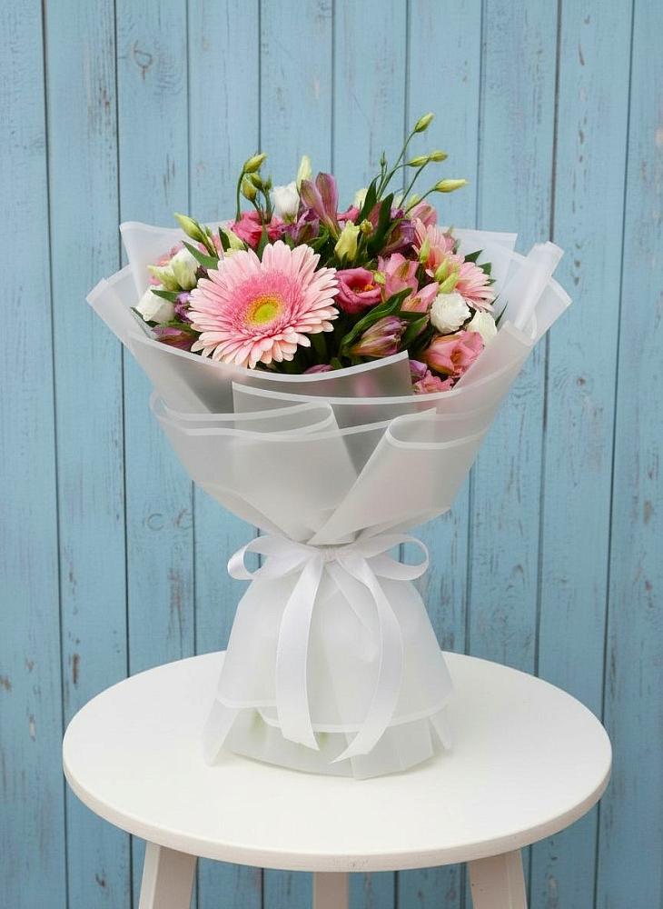 Букет цветов из: Герберы, Альстромерии и Лизиантусы в ВНИИССе