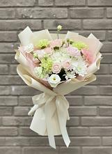 Букет цветов из:  Гвоздики, Розы, Лизиантусы и Хризантемы в ВНИИССе