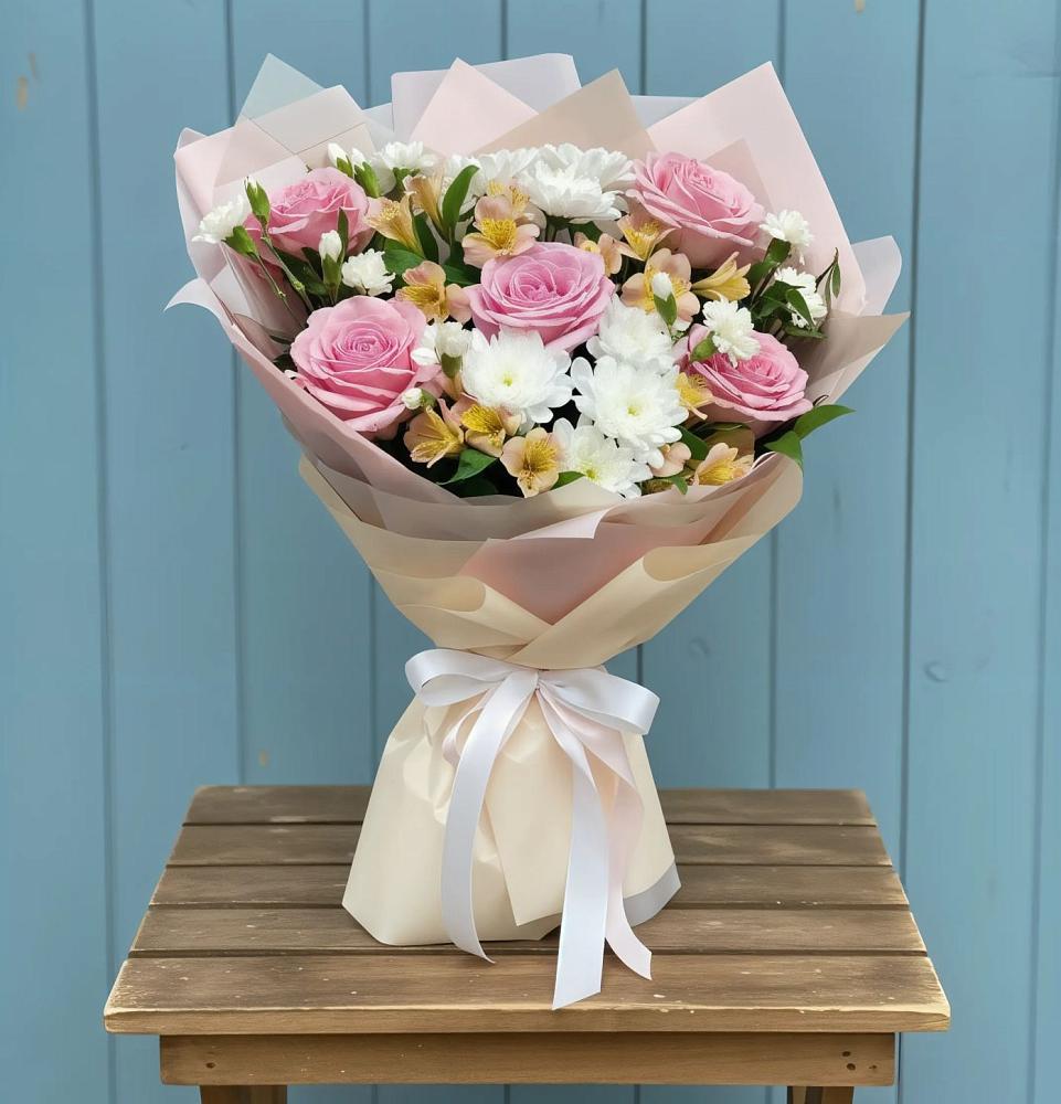 Букет цветов из: Гвоздики, Орхидеи и Розы в ВНИИССе