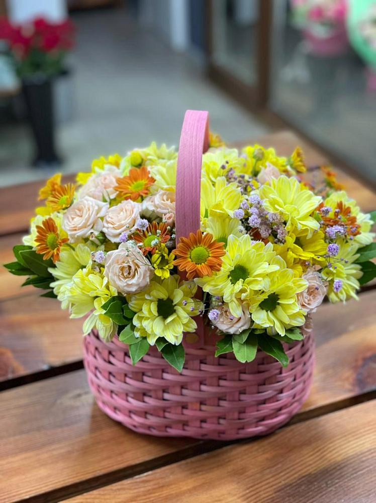 Цветочная композиция из Хризантемы и Розы в корзине в ВНИИССе
