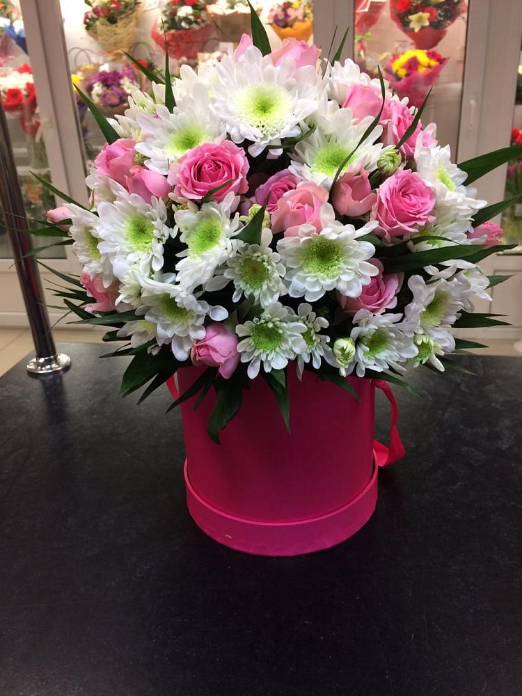 Цветочная композиция из Розы и Хризантемы в шляпной коробке в ВНИИССе