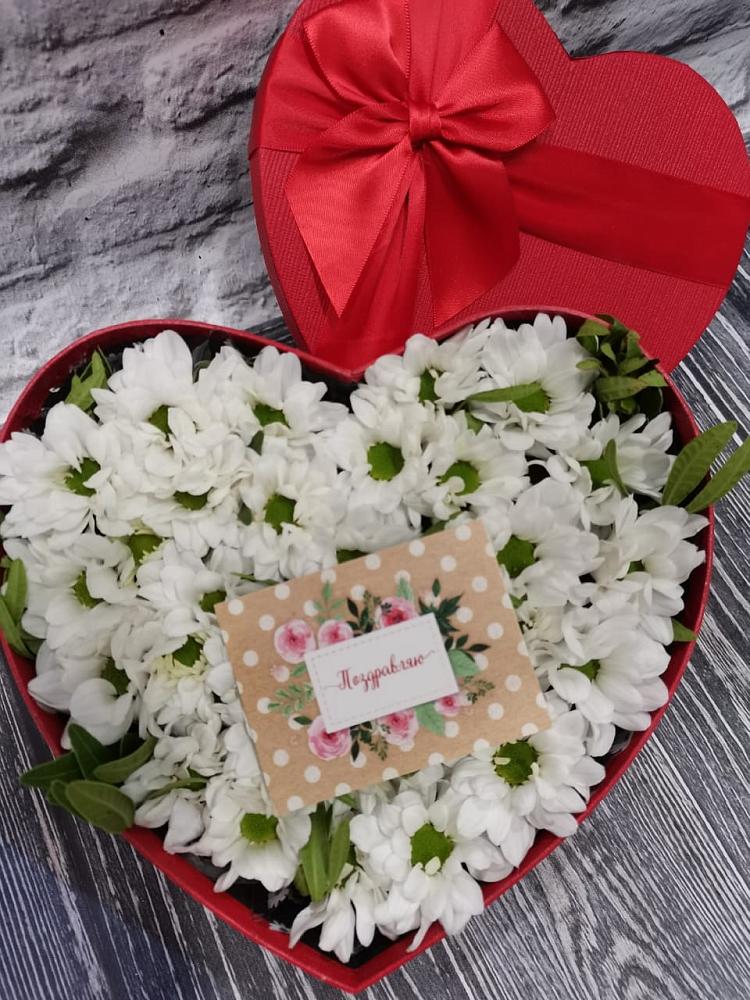 Цветочная композиция из Хризантемы в виде сердца в ВНИИССе