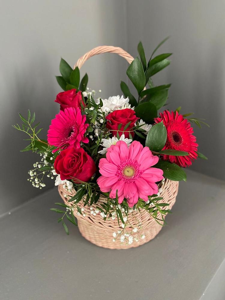 Цветочная композиция из Розы, Хризантемы и Герберы в корзине в ВНИИССе