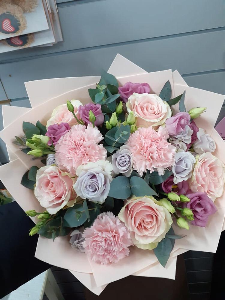 Букет цветов из: Розы, Гвоздики и Лизиантусы в ВНИИССе