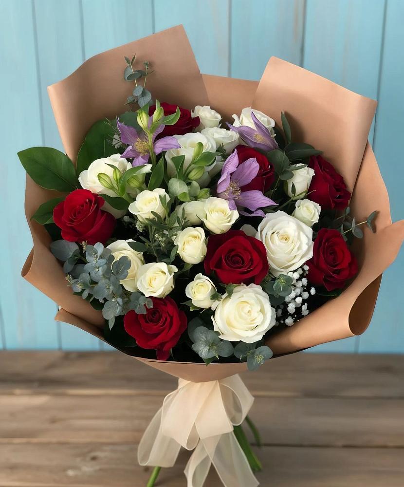 Букет цветов из: Розы и Альстромерии в ВНИИССе