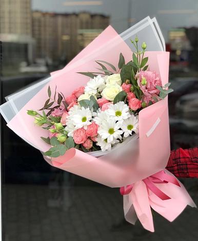 Букет цветов из: Розы, Лизиантусы и Хризантемы в ВНИИССе