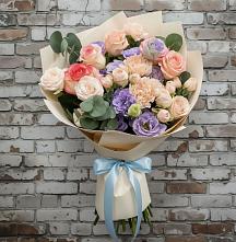 Букет цветов из:  Розы, Лизиантусы и Гвоздики в ВНИИССе