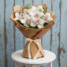 Букет цветов из:  Орхидеи и Розы в ВНИИССе