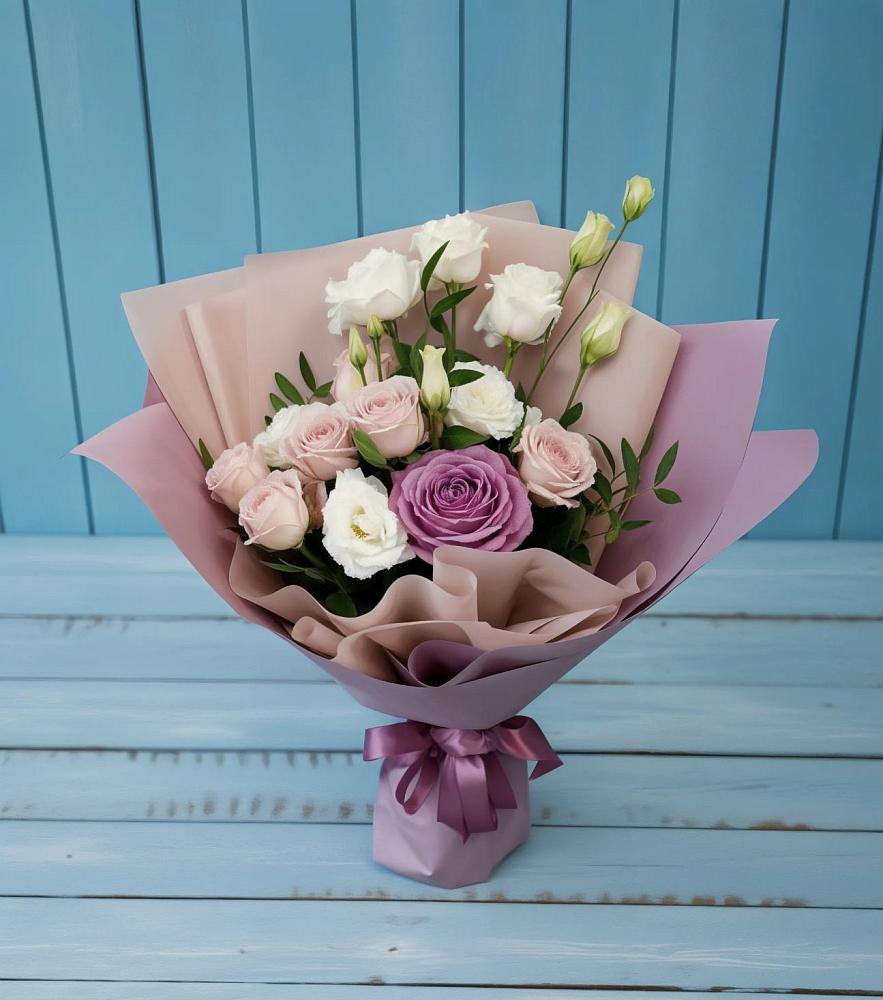 Букет цветов из: Розы и Лизиантусы в ВНИИССе